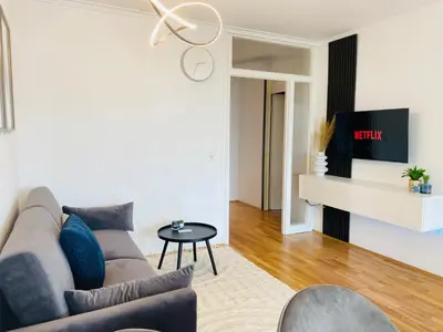 TV/Unterhaltungsangebot in der Unterkunft KYANIT APARTMENT: FREE PARKING + POOL + NETFLIX