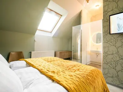 Ein Bett oder Betten in einem Zimmer der Unterkunft Stuckhotel Fettehenne