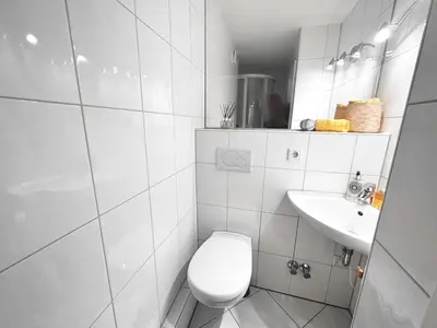 Ein Badezimmer in der Unterkunft VAZ Apartments Freiheit 1 für Monteure und Fachkräfte, Küche, Balkon, TV, WLAN, Parkplatz, Autobahnähe