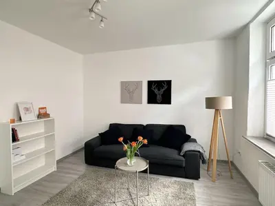 Ein Sitzbereich in der Unterkunft Möblierte Erdgeschoss-Wohnung mit Parkplatz in bester Lage des Stadtzentrums Herne, WLAN, Netflix- Super Autobahn-und ÖPNV-Anbindung