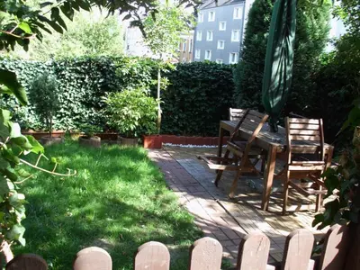 Ein Garten an der Unterkunft PrivatZimmer in einem Haus Inkl Parkplatz nach Verfügbarkeit