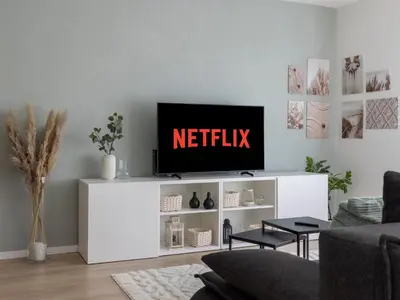 TV/Unterhaltungsangebot in der Unterkunft Arena in der Nähe - Tiefgarage - Balkon - Küche - Smart TV