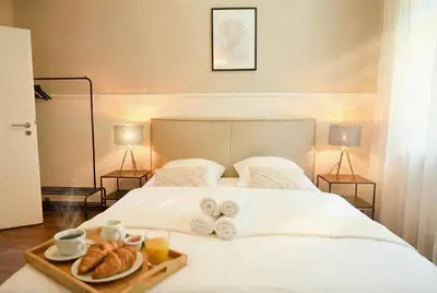 Ein Bett oder Betten in einem Zimmer der Unterkunft MILPAU Wuppertal 1 - Modernes Studio mit privater Terrasse & Queensize-Bett