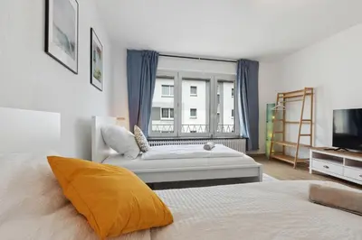 Ein Bett oder Betten in einem Zimmer der Unterkunft Große 80qm 3 Zimmer Wohnung, nahe Messe & Klinikum, 2x 55