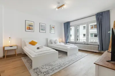 Ein Bett oder Betten in einem Zimmer der Unterkunft Große 80qm 3 Zimmer Wohnung, nahe Messe & Klinikum, 2x 55