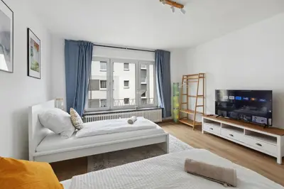 TV/Unterhaltungsangebot in der Unterkunft Große 80qm 3 Zimmer Wohnung, nahe Messe & Klinikum, 2x 55