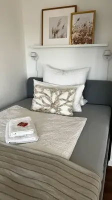 Ein Bett oder Betten in einem Zimmer der Unterkunft BOSTEL 88 - Apartment, Altstadt, Klimaanlage, Aufzug, Hunde willkommen