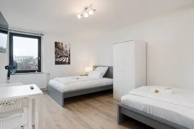 Ein Bett oder Betten in einem Zimmer der Unterkunft Einfach aber sehr komfortabel - Wohnung für 12 Personen - 2xWC - Gruppen, Messe, Monteure, Studenten - Voll ausgestattet - 6 Betten 140x200cm hochwertig, 3 Smart-TV 55 Zoll Netflix, 1000 Mbit WLAN, voll ausgestattete Küche