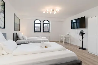 Ein Bett oder Betten in einem Zimmer der Unterkunft Einfach aber sehr komfortabel - Wohnung für 12 Personen - 2xWC - Gruppen, Messe, Monteure, Studenten - Voll ausgestattet - 6 Betten 140x200cm hochwertig, 3 Smart-TV 55 Zoll Netflix, 1000 Mbit WLAN, voll ausgestattete Küche