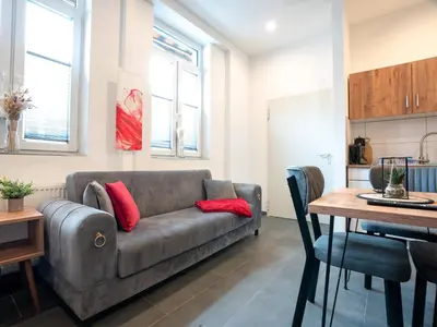 Ein Sitzbereich in der Unterkunft Serviceroom24 - Apartment 1 in Recklinghausen Hoch WLAN - Smart-TV - 24-7 Check-in und Küche
