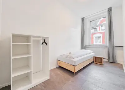 Ein Bett oder Betten in einem Zimmer der Unterkunft Tolstov Apartments - 3 and 4 Room Monteur Apartments