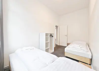 Ein Bett oder Betten in einem Zimmer der Unterkunft Tolstov Apartments - 3 and 4 Room Monteur Apartments