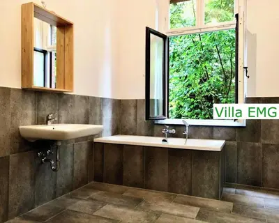 Ein Badezimmer in der Unterkunft Ferienhaus Villa EMG Velbert nah Düsseldorf Essen Dortmund, Familien Gruppen bis 27 Personen, 3 Küchen, Kaminofen, Terrasse