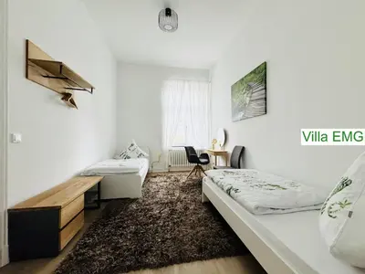 Ein Bett oder Betten in einem Zimmer der Unterkunft Ferienhaus Villa EMG Velbert nah Düsseldorf Essen Dortmund, Familien Gruppen bis 27 Personen, 3 Küchen, Kaminofen, Terrasse