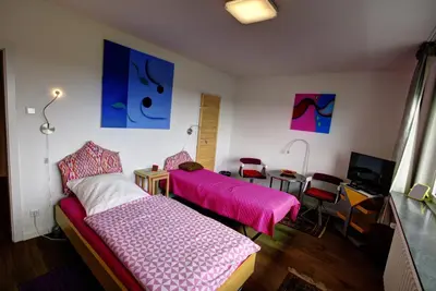 Ein Bett oder Betten in einem Zimmer der Unterkunft Air Boardinghouse Tulip Stockum, zu Fuß - 3 Minuten zur Messe