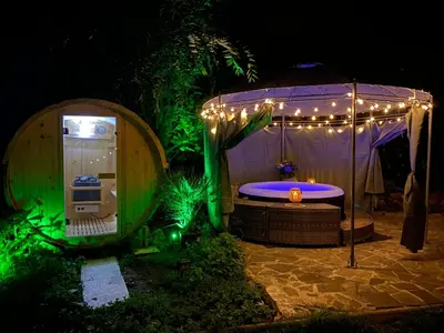Ein Garten an der Unterkunft Ferienvilla Whirlpool Fasssauna direkt am Rhein
