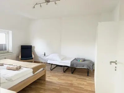 Ein Bett oder Betten in einem Zimmer der Unterkunft Möbliert-nahe STARLIGHT EXPRESS in Bochum -WLAN-Netflix-Loggia oder Terrasse