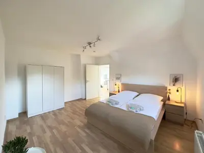 Ein Bett oder Betten in einem Zimmer der Unterkunft Möbliert-nahe STARLIGHT EXPRESS in Bochum -WLAN-Netflix-Loggia oder Terrasse