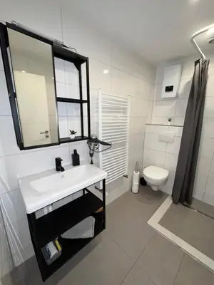 Ein Badezimmer in der Unterkunft Apartment Central 10B 40qm Wi-Fi free Parking calm back house