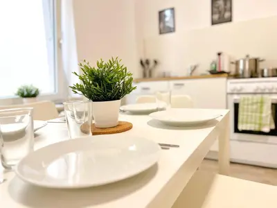 Grundriss der Unterkunft 3 Zimmer mit 6 Betten, große Küche, neues Bad, 7min zur A1