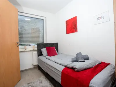Ein Bett oder Betten in einem Zimmer der Unterkunft Serviceroom24 - Apartment 4 in Recklinghausen WLAN - Smart-TV - 24-7 Check-in und Küche