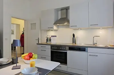Küche/Küchenzeile in der Unterkunft Modern und ruhig, mit Garage & PS4, nahe Messe, RÜ und Uniklinik, voll ausgestattete Küche, Bad mit Dusche und Badewanne