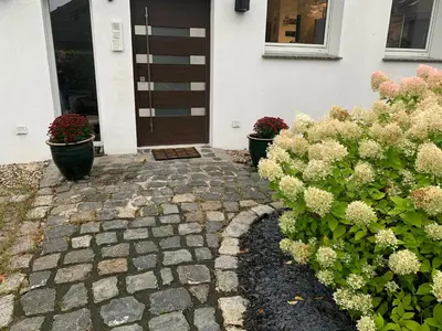 Ein Garten an der Unterkunft 4 bedrooms, 2 bathrooms, kitchen, terrace - 10 min to fairground