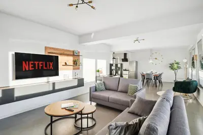 TV/Unterhaltungsangebot in der Unterkunft Design-Apartment - Bochum Zentrum - 2 Balkons - 118m2 - Netflix