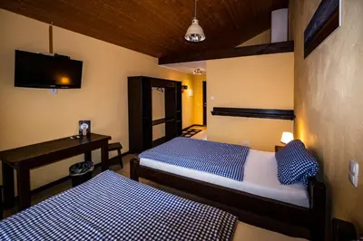 Ein Bett oder Betten in einem Zimmer der Unterkunft Roadcamp - American Motel & Sportsbar