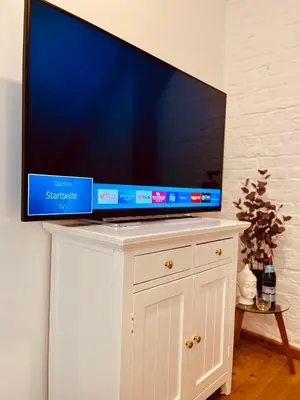 TV/Unterhaltungsangebot in der Unterkunft b e d & a g e d e s i g n -small- wunderschönes Zimmer mit Bad - Rechnungserstellung für Geschäftsreisende & Firmen