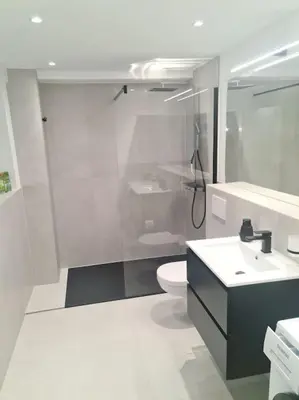 Ein Badezimmer in der Unterkunft Kernsan. Souterrain-Wohnung 60qm mit Pool Blick