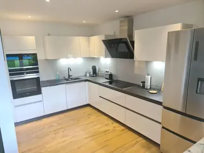 Küche/Küchenzeile in der Unterkunft Kernsan. Souterrain-Wohnung 60qm mit Pool Blick