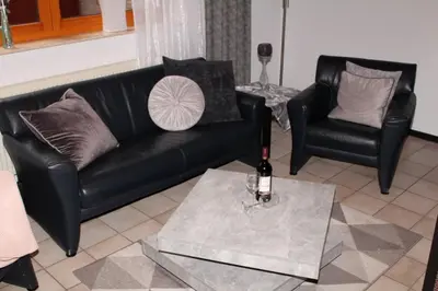 Ein Sitzbereich in der Unterkunft Wohnen in einer Privatstrasse