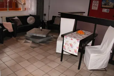 Ein Sitzbereich in der Unterkunft Wohnen in einer Privatstrasse