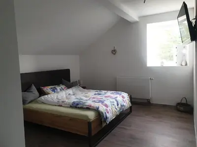 Ein Bett oder Betten in einem Zimmer der Unterkunft Ferienwohnung Witten Gederbach