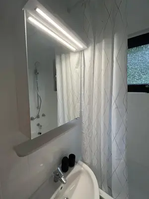 Ein Badezimmer in der Unterkunft Cronenberger Apartment mit Garten - kontaktloses Einchecken, Netflix, Kingsize-Bett