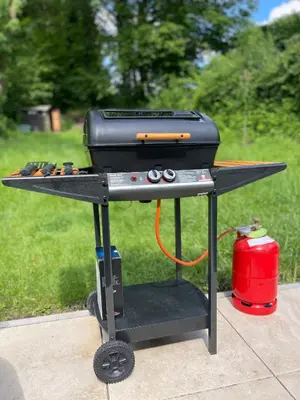 Ein für Gäste verfügbarer Grill in der Ferienwohnung