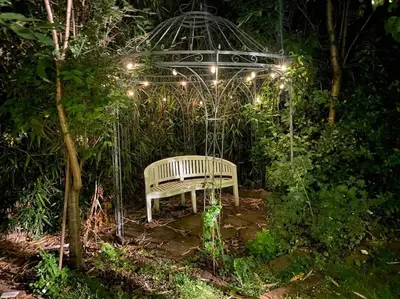 Ein Garten an der Unterkunft Ferien-Villa direkt am Rhein Sauna/Whirlpool