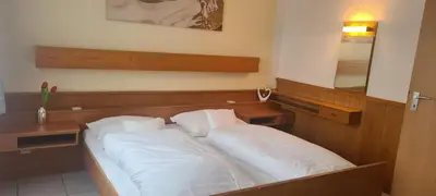 Ein Bett oder Betten in einem Zimmer der Unterkunft Hotel Zur Aue