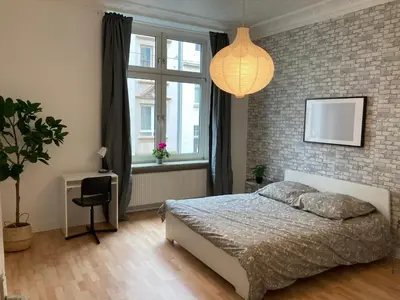 Ein Bett oder Betten in einem Zimmer der Unterkunft Cosy, new furniture, 10min walk to train station