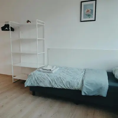 Ein Bett oder Betten in einem Zimmer der Unterkunft Monteur-Ferien-Messewohnung Mettmann 6 Personen 2 OG