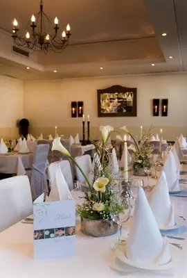 Ein Restaurant oder anderes Speiselokal in der Unterkunft Einhaus Jägerhof