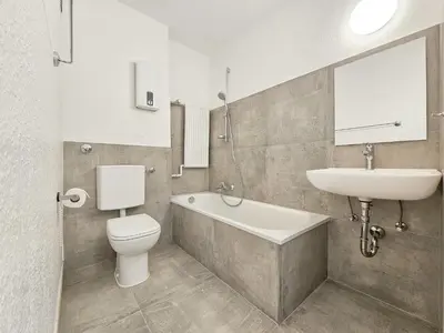 Ein Badezimmer in der Unterkunft Tolstov Apartments - Monteurwohnung - 2 Schlafzimmer - Küche - Balkon - Waschmaschine - 25 Min zur Messe DUS