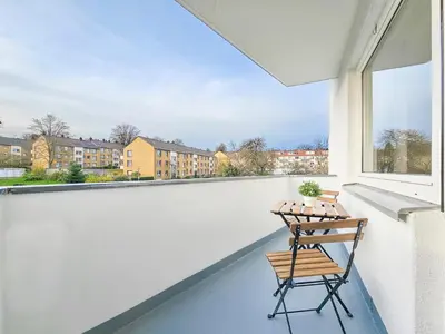 Ein Balkon oder eine Terrasse in der Unterkunft Tolstov Apartments - Monteurwohnung - 2 Schlafzimmer - Küche - Balkon - Waschmaschine - 25 Min zur Messe DUS