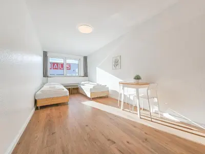 Ein Bett oder Betten in einem Zimmer der Unterkunft Tolstov Apartments - 2 or 3 Room Apartments - 15 Min zur Messe DUS & 10 Min Old Town DUS