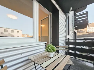Ein Balkon oder eine Terrasse in der Unterkunft Tolstov Apartments - 2 or 3 Room Apartments - 15 Min zur Messe DUS & 10 Min Old Town DUS