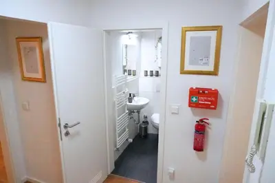 Ein Badezimmer in der Unterkunft Living-Life, Klinik & Messe vor Ort, Wlan, Netflix