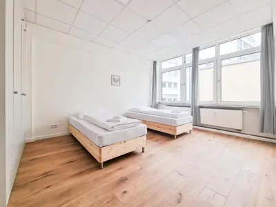 Ein Bett oder Betten in einem Zimmer der Unterkunft Tolstov Apartments - City Center Apartments with 5 Rooms - 10 Min Messe DUS