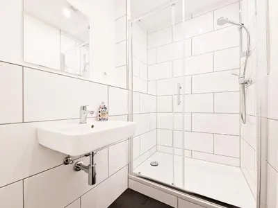Ein Badezimmer in der Unterkunft Tolstov Apartments - City Center Apartments with 5 Rooms - 10 Min Messe DUS