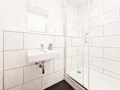 Ein Badezimmer in der Unterkunft Tolstov Apartments - City Center Apartments with 5 Rooms - 10 Min Messe DUS
